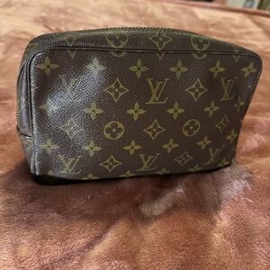 LV  Vintage LV Cosmetic Trousse Toilette 28